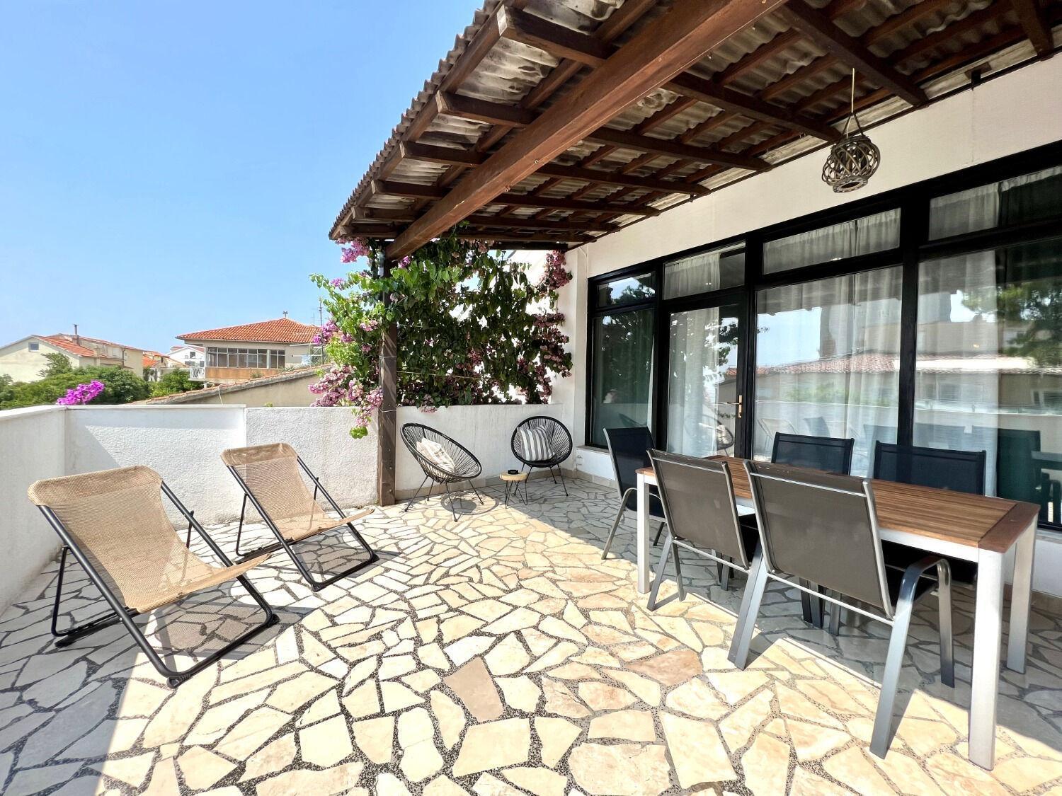 Apartment Denis - Great Location & Large Terrace Makarska Kültér fotó